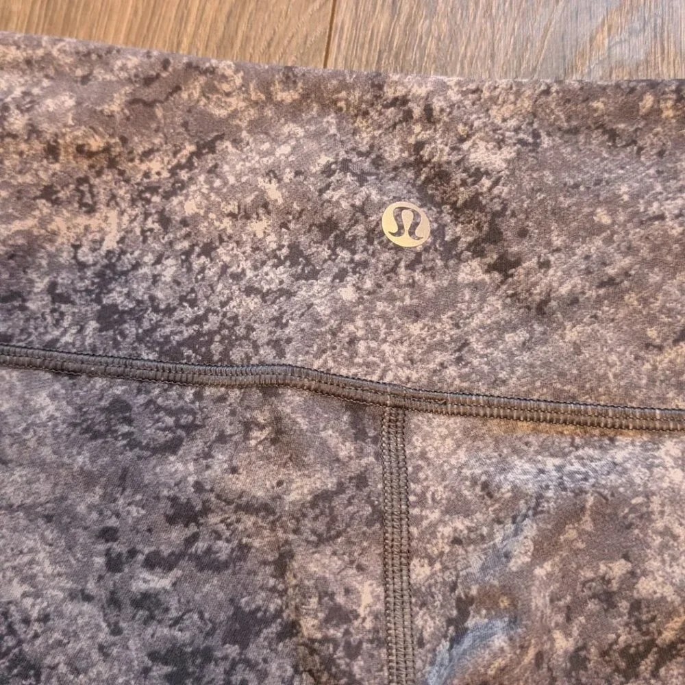 22🖤 Lululemon Align Gray Patterned Leggings — Size 4 🖤 - Picture 3 of 4